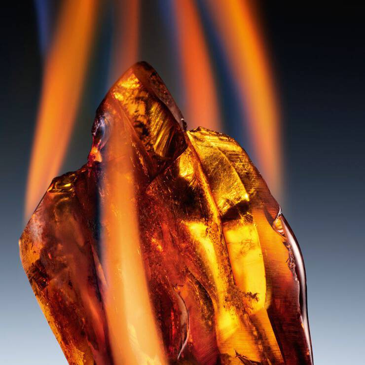 A classic amber accord, blending labdanum, patchouli, vanilla, and coumarin, forms the warm, sensual heart of Ambre Redoutable. This timeless note is given a fiery twist, ignited by the unexpected addition of gentian.