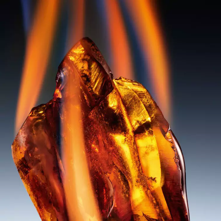 A classic amber accord, blending labdanum, patchouli, vanilla, and coumarin, forms the warm, sensual heart of Ambre Redoutable. This timeless note is given a fiery twist, ignited by the unexpected addition of gentian.