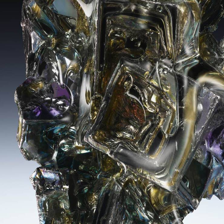 Abstract ingredient visual highlighting the grey amber ingredient of Mugler - Mystic Aromatic - Eau de Parfum - Aromatic Woody Scent