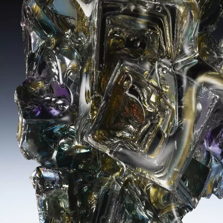 Abstract ingredient visual highlighting the grey amber ingredient of Mugler - Mystic Aromatic - Eau de Parfum - Aromatic Woody Scent