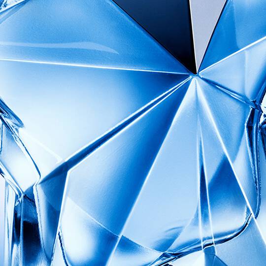 Close up image of the centre of Angel Eau de Parfum's bottle