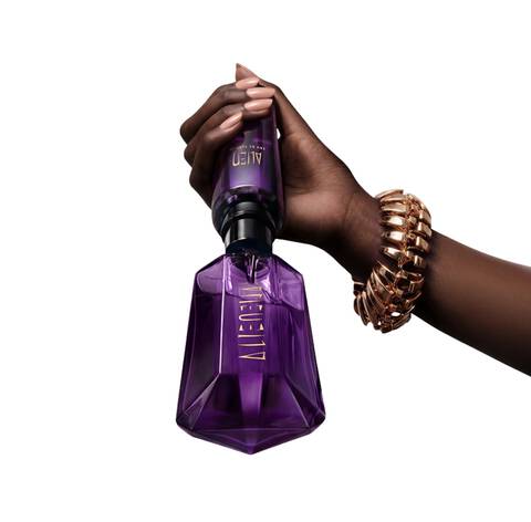 hand holding alien edp being refilled by alien refill
