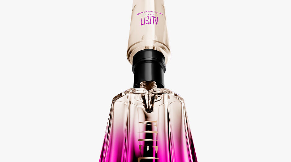 Detailed close-up of the Mugler Alien Pulp bottle's gold and black refillable mechanism, highlighting its practical and sustainable design.