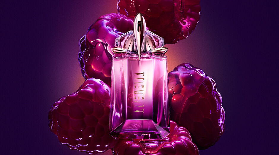 Mugler Alien Pulp fragrance bottle elegantly positioned amidst glistening, dark pink liquid raspberries, symbolizing the juicy and vibrant heart of the scent.