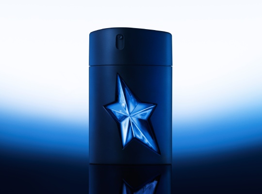 flacon de parfum noir avec une étoile bleu