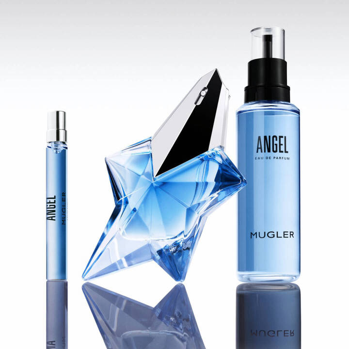 Woman placing Mugler Angel Eau de Parfum in her handbag.